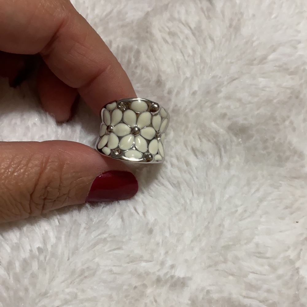 Roxi Daisy ring 🆕 flowers - Picture 7 of 13